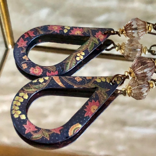 Boucles d'oreilles composées de pendentifs artisanaux en cuivre émaillé et de perles en verre tchèque. Crochets d'oreilles en laiton. Pièces uniques.