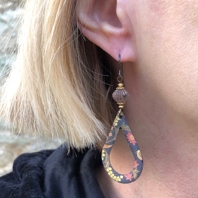 Boucles d'oreilles composées de pendentifs artisanaux en cuivre émaillé et de perles en verre tchèque. Crochets d'oreilles en laiton. Pièces uniques.