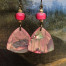 Boucles d’oreilles asymétriques composées de pendentifs en argile polymère avec un motif de feuillage rose et vert. Bijoux uniques de créateur.
