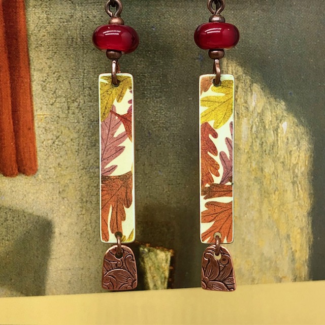Longues boucles d’oreilles bohèmes composées de pendentifs en cuivre illustré représentant des feuilles de chêne aux couleurs de l'automne. Bijoux uniques.