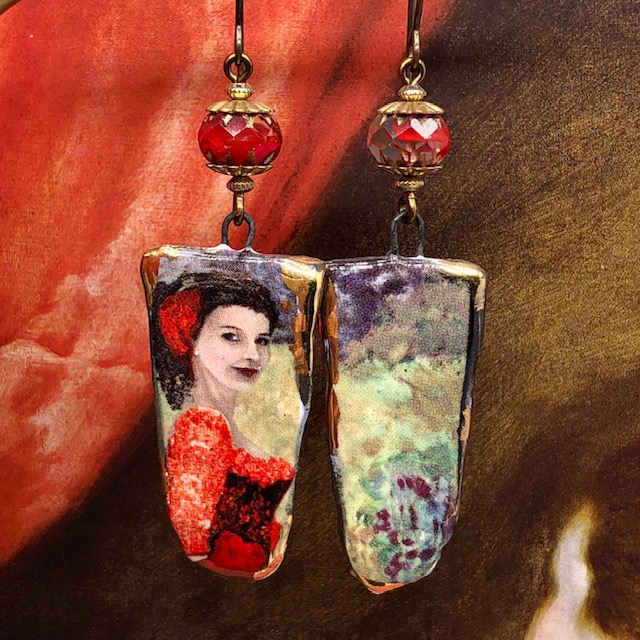 Longues boucles d'oreilles asymétriques composées de pendentifs artisanaux en céramique qui représentent une danseuse de flamenco et un bosquet.