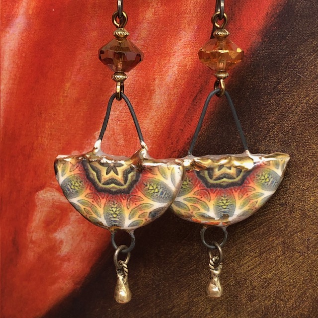 Boucles d'oreilles asymétriques composées de pendentifs en céramique aux couleurs chaudes et de perles en verre de Bohême. Modèle unique.