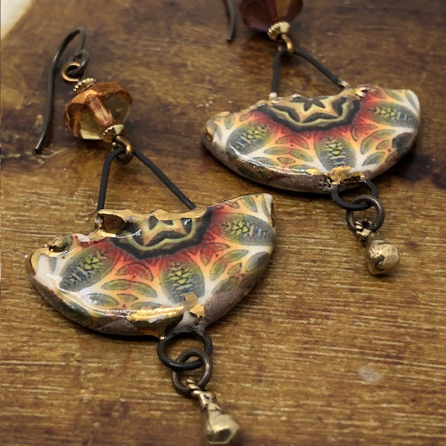 Boucles d'oreilles asymétriques composées de pendentifs en céramique aux couleurs chaudes et de perles en verre de Bohême. Modèle unique.