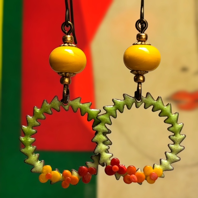Boucles d'oreilles composées de pendentifs artisanaux en cuivre émaillé et de perles lampwork. Crochets d'oreilles en laiton. Pièces uniques.