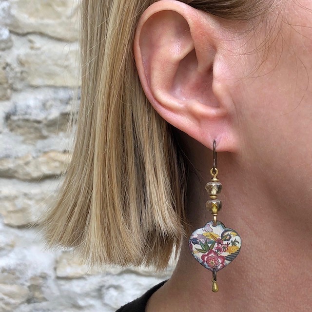 Boucles d'oreilles composées de pendentifs artisanaux en cuivre émaillé et de perles tchèques. Crochets d'oreilles en laiton. Pièces uniques.
