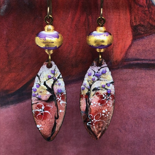 Boucles d'oreilles bohèmes composées de pendentifs, peints à la main, en cuivre émaillé, avec un motif de fleurs blanches et rouges. Bijoux uniques.