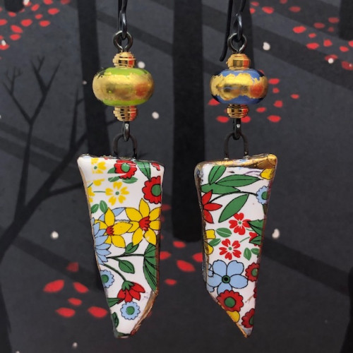 Longues boucles d'oreilles bohème chic composées de pendentifs en céramique représentant des fleurs sauvages multicolores. Bijoux uniques.