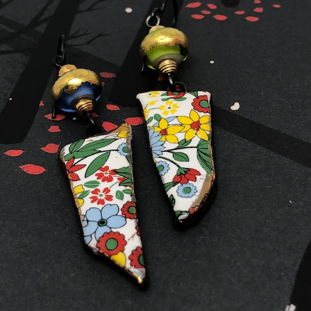 Longues boucles d'oreilles bohème chic composées de pendentifs en céramique représentant des fleurs sauvages multicolores. Bijoux uniques.