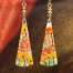 Boucles d'oreilles bohème chic composées de pendentifs artisanaux en laiton émaillé représentant des fleurs jaune et orange. Bijoux uniques.