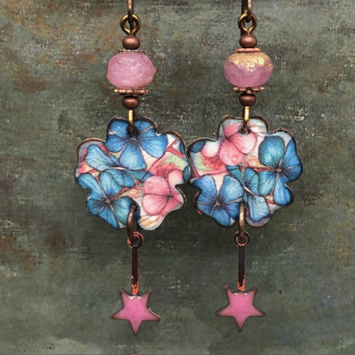 Boucles d’oreilles poétiques composées de pendentifs artisanaux en cuivre émaillé représentant des fleurs rose et bleu. Bijoux uniques de créateur.