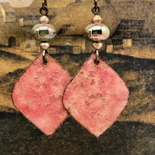 Boucles d’oreilles bohème chic composées de pendentifs en cuivre émaillé représentant des fleurs dans un camaïeu rose pêche. Bijoux uniques.