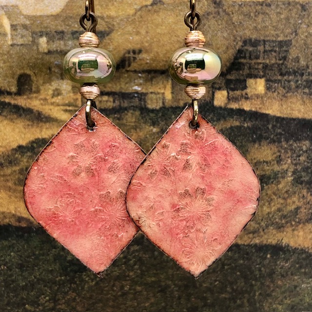 Boucles d’oreilles bohème chic composées de pendentifs en cuivre émaillé représentant des fleurs dans un camaïeu rose pêche. Bijoux uniques.
