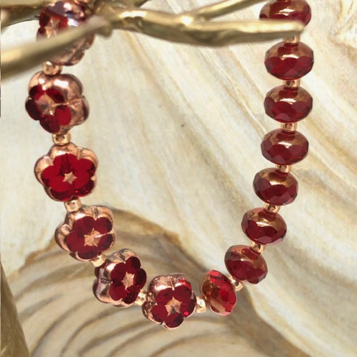 Bracelet élastique bohème chic rouge carmin composé de perles en verre de Bohême rondes et de perles en forme de fleur. Bracelet stretch de créateur.