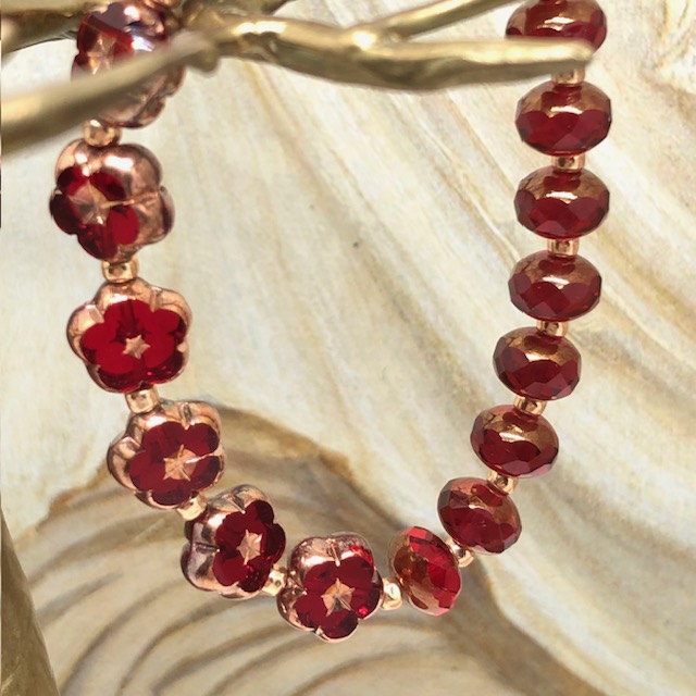 Bracelet élastique bohème chic rouge carmin composé de perles en verre de Bohême rondes et de perles en forme de fleur. Bracelet stretch de créateur.