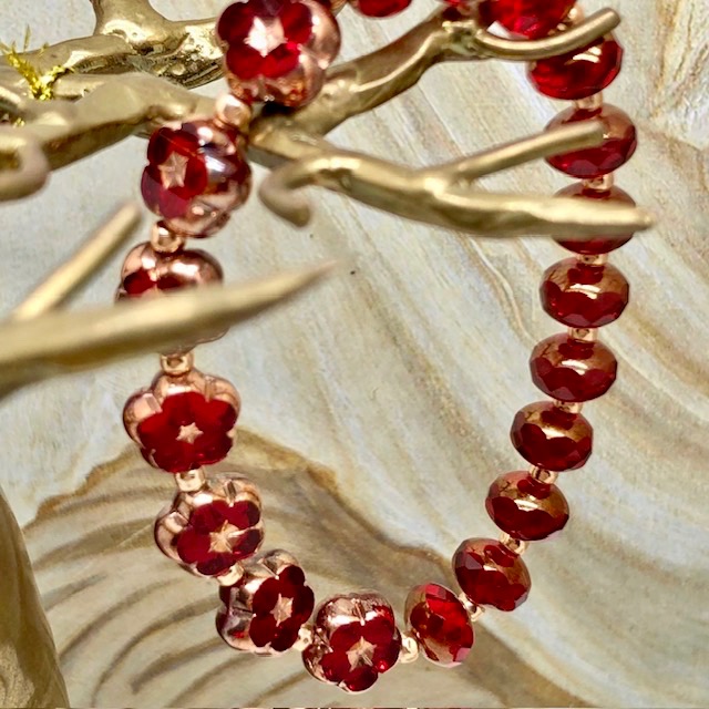 Bracelet élastique bohème chic rouge carmin composé de perles en verre de Bohême rondes et de perles en forme de fleur. Bracelet stretch de créateur.