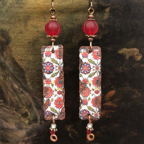 Longues boucles d'oreilles vintage composées de pendentifs en cuivre émaillé avec un motif de fleurs sauvages rouges. Bijoux uniques.