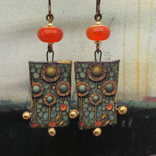 Grandes boucles d'oreilles bohèmes composées de pendentifs en céramique avec des fleurs vert kaki et orange vif. Bijoux uniques de créateur.