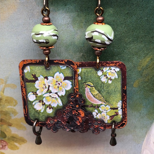 Boucles d'oreilles asymétriques vintage composées de pendentifs en cuivre avec un oiseau et un motif de fleurs de cerisier. Bijoux uniques de créateur.