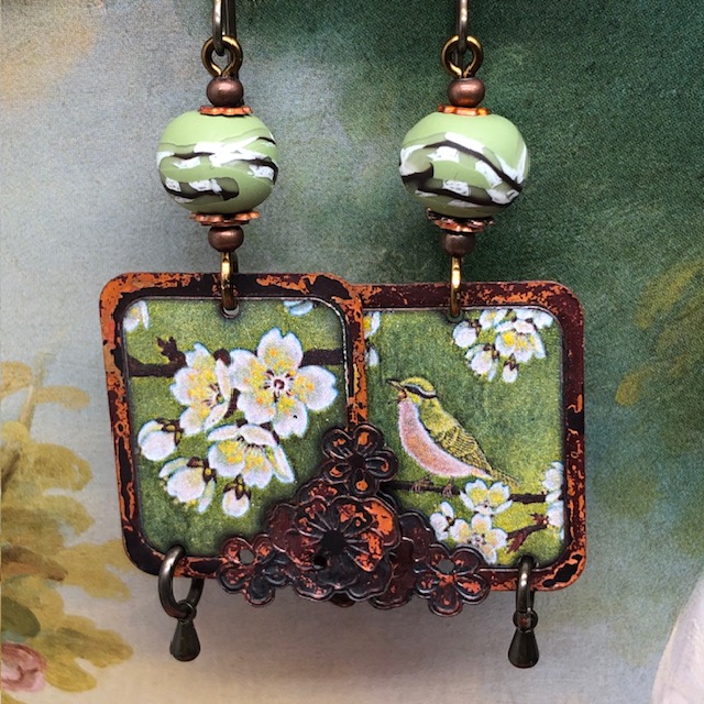 Boucles d'oreilles asymétriques vintage composées de pendentifs en cuivre avec un oiseau et un motif de fleurs de cerisier. Bijoux uniques de créateur.