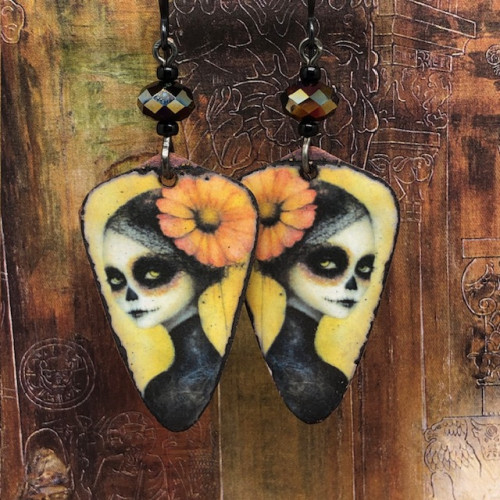 Longues boucles d'oreilles bohème chic composées de pendentifs en cuivre émaillé représentant un crâne de femme fleuri. Bijoux uniques.
