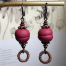 Boucles d'oreilles composées de pendentifs artisanaux en pâte polymère et de perles en cuivre et en laiton. Crochets d'oreilles en laiton.