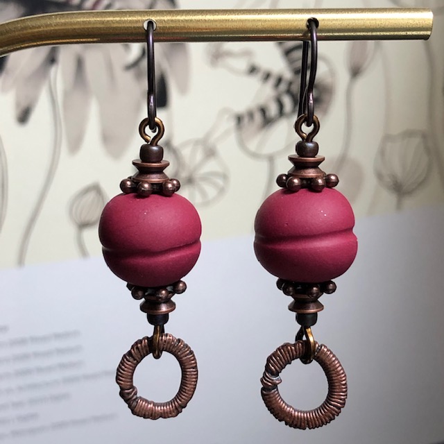 Boucles d'oreilles composées de pendentifs artisanaux en pâte polymère et de perles en cuivre et en laiton. Crochets d'oreilles en laiton.