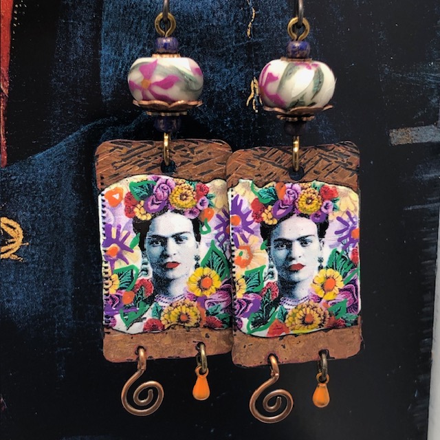 Grandes boucles d'oreilles bohèmes composées de pendentifs en cuivre émaillé avec le portrait de Frida Kahlo. Bijoux uniques.