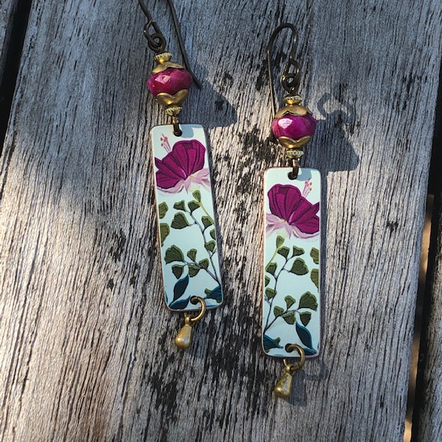 Boucles d'oreilles composées de pendentifs artisanaux en cuivre illustré et de perles en rhodonite rose. Crochets d'oreilles en laiton. Pièces uniques.