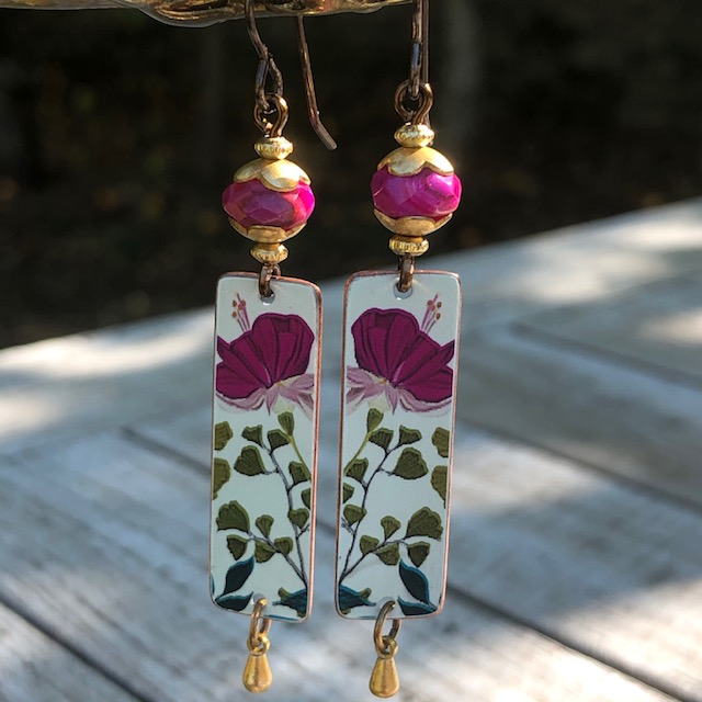 Boucles d'oreilles composées de pendentifs artisanaux en cuivre illustré et de perles en rhodonite rose. Crochets d'oreilles en laiton. Pièces uniques.