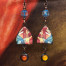 Boucles d'oreilles asymétriques composées de pendentifs en céramique avec le motif multicolore d'un vitrail créé par Gaudi pour la Sagrada Familia.