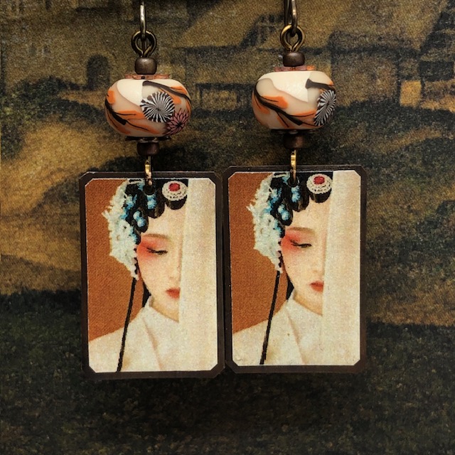 Boucles d'oreilles bohèmes composées de pendentifs artisanaux en cuivre illustré représentant une geisha. Bijoux uniques.