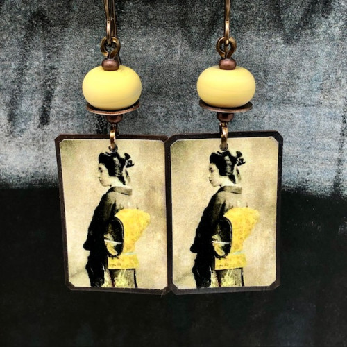 Boucles d'oreilles bohèmes composées de pendentifs artisanaux en cuivre illustré représentant une geisha. Bijoux uniques de créateur.