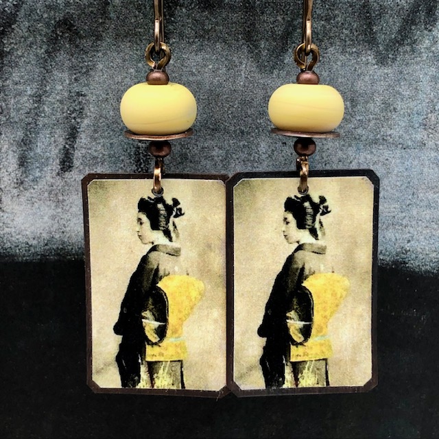 Boucles d'oreilles bohèmes composées de pendentifs artisanaux en cuivre illustré représentant une geisha. Bijoux uniques de créateur.