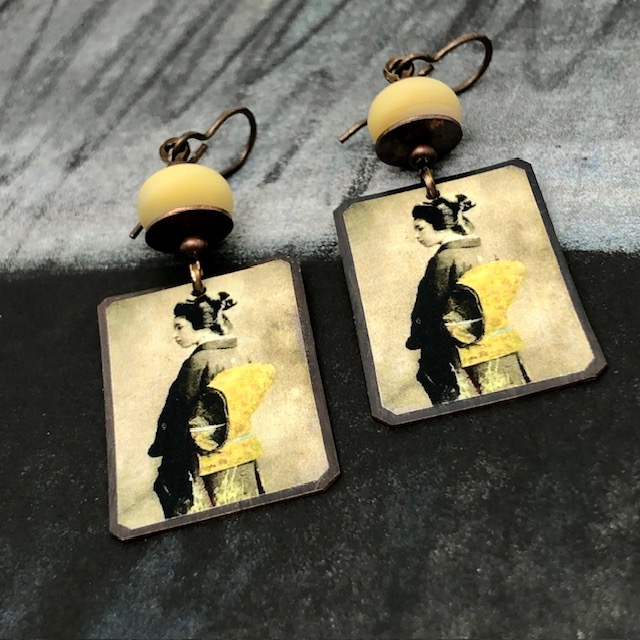 Boucles d'oreilles bohèmes composées de pendentifs artisanaux en cuivre illustré représentant une geisha. Bijoux uniques de créateur.