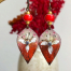 Boucles d'oreilles composées de pendentifs artisanaux en cuivre émaillé et de perles africaines. Crochets d'oreilles en laiton. Pièces uniques.