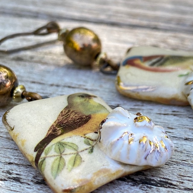 Boucles d’oreilles composées  de pendentifs artisanaux en céramique et de perles en verre tchèque. Crochets d'oreilles en niobium. Pièces uniques.