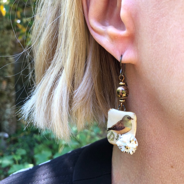 Boucles d’oreilles composées  de pendentifs artisanaux en céramique et de perles en verre tchèque. Crochets d'oreilles en niobium. Pièces uniques.