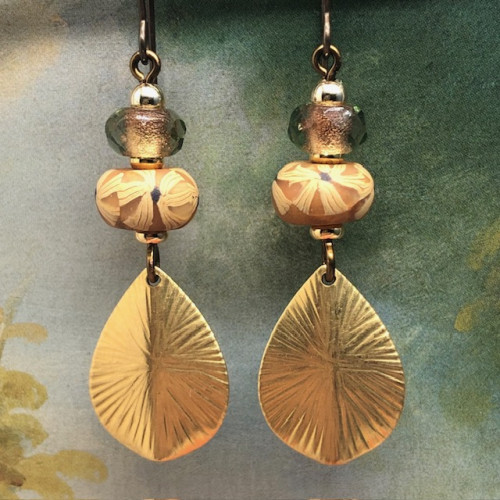 Boucles d’oreilles chic composées de pendentifs en laiton doré et de perles en argile polymère cuivrées. Bijoux de créateur.