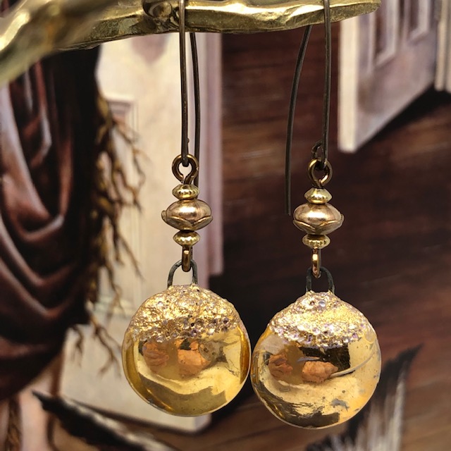 Boucles d'oreilles de fêtes composées de pendentifs artisanaux en céramique dorée et craquelée et de perles en laiton doré.