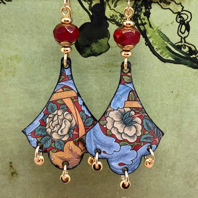 Grandes boucles d’oreilles asymétriques art nouveau composées de pendentifs en cuivre émaillé avec un motif floral multicolore. Bijoux uniques.
