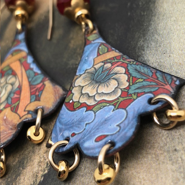 Grandes boucles d’oreilles asymétriques art nouveau composées de pendentifs en cuivre émaillé avec un motif floral multicolore. Bijoux uniques.