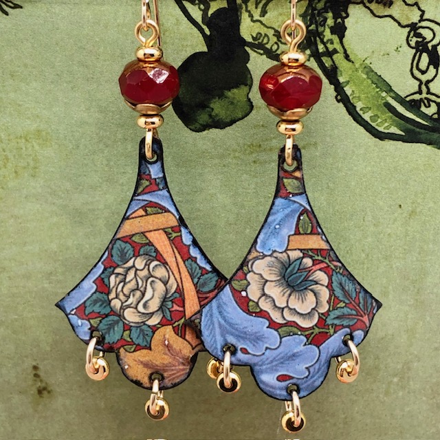 Grandes boucles d’oreilles asymétriques art nouveau composées de pendentifs en cuivre émaillé avec un motif floral multicolore. Bijoux uniques.