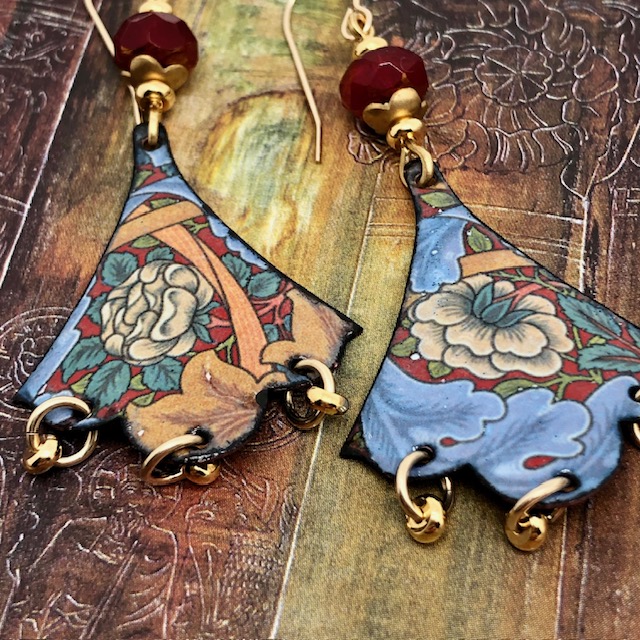 Grandes boucles d’oreilles asymétriques art nouveau composées de pendentifs en cuivre émaillé avec un motif floral multicolore. Bijoux uniques.