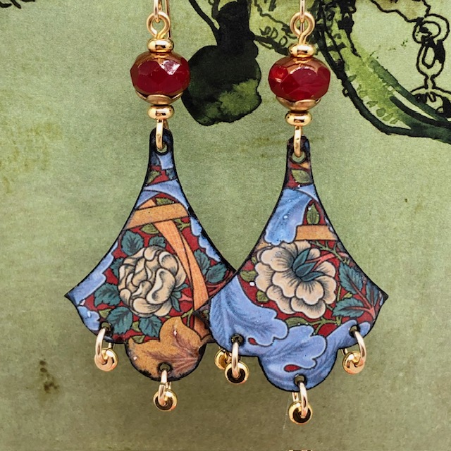 Grandes boucles d’oreilles asymétriques art nouveau composées de pendentifs en cuivre émaillé avec un motif floral multicolore. Bijoux uniques.