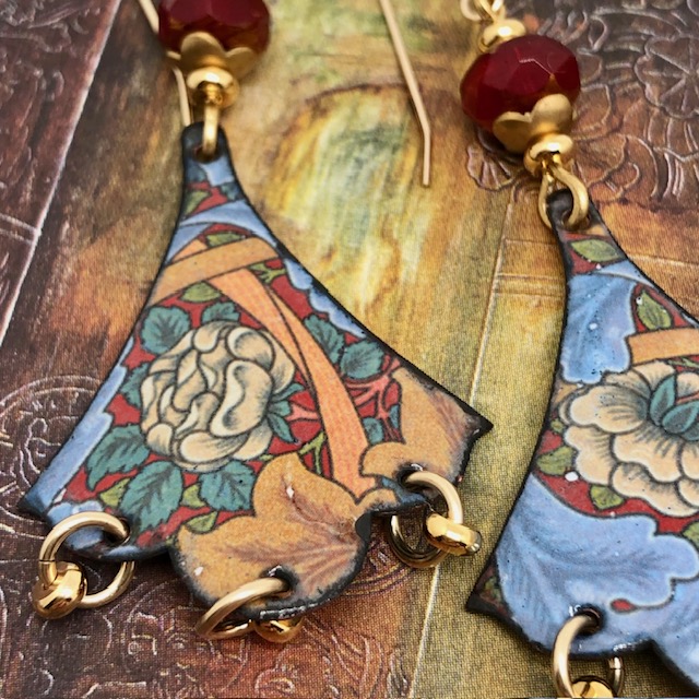 Grandes boucles d’oreilles asymétriques art nouveau composées de pendentifs en cuivre émaillé avec un motif floral multicolore. Bijoux uniques.