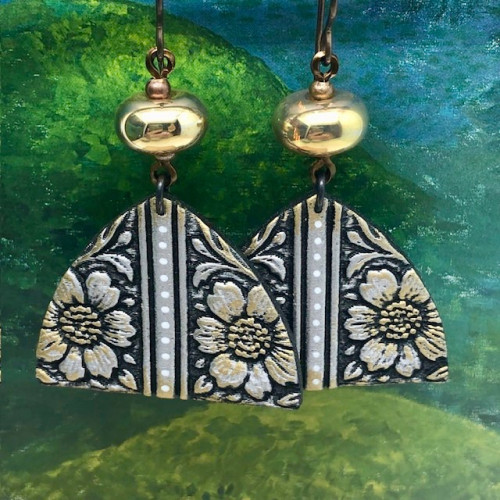 Grandes boucles d’oreilles bohèmes composées de pendentifs en argile polymère avec un motif floral gris argenté et jaune. Bijoux uniques de créateur.