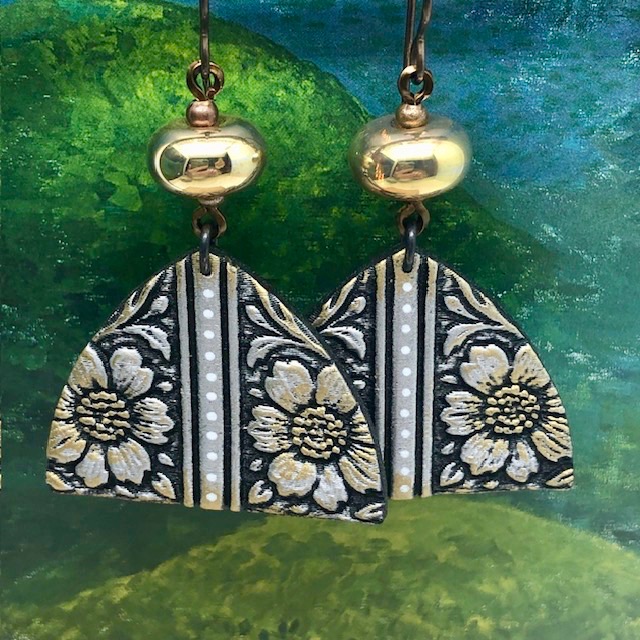 Grandes boucles d’oreilles bohèmes composées de pendentifs en argile polymère avec un motif floral gris argenté et jaune. Bijoux uniques de créateur.