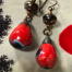 boucles d'oreilles asymétriques composées de pendentifs artisanaux en céramique et de perles artisanales en verre filé au chalumeau