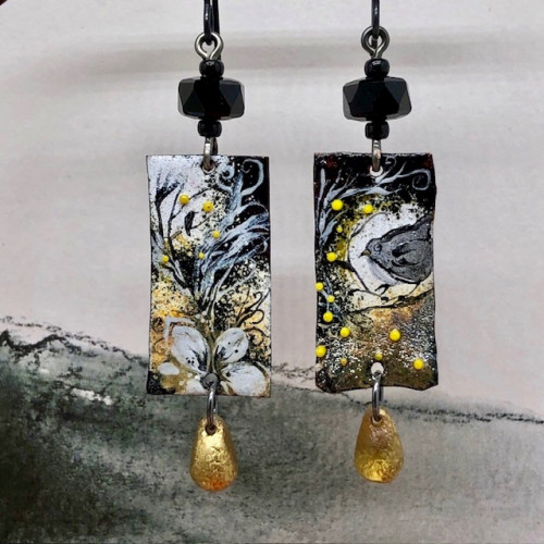 Boucles d’oreilles asymétriques et poétiques composées de pendentifs en cuivre émaillé représentant des oiseaux et une fleur. Bijoux uniques de créateur.