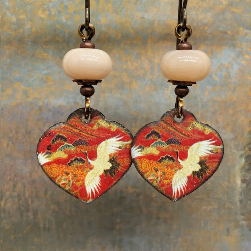 Boucles d'oreilles vintage composées de pendentifs en cuivre émaillé représentant des Grues du Japon. Bijoux uniques de créateur.